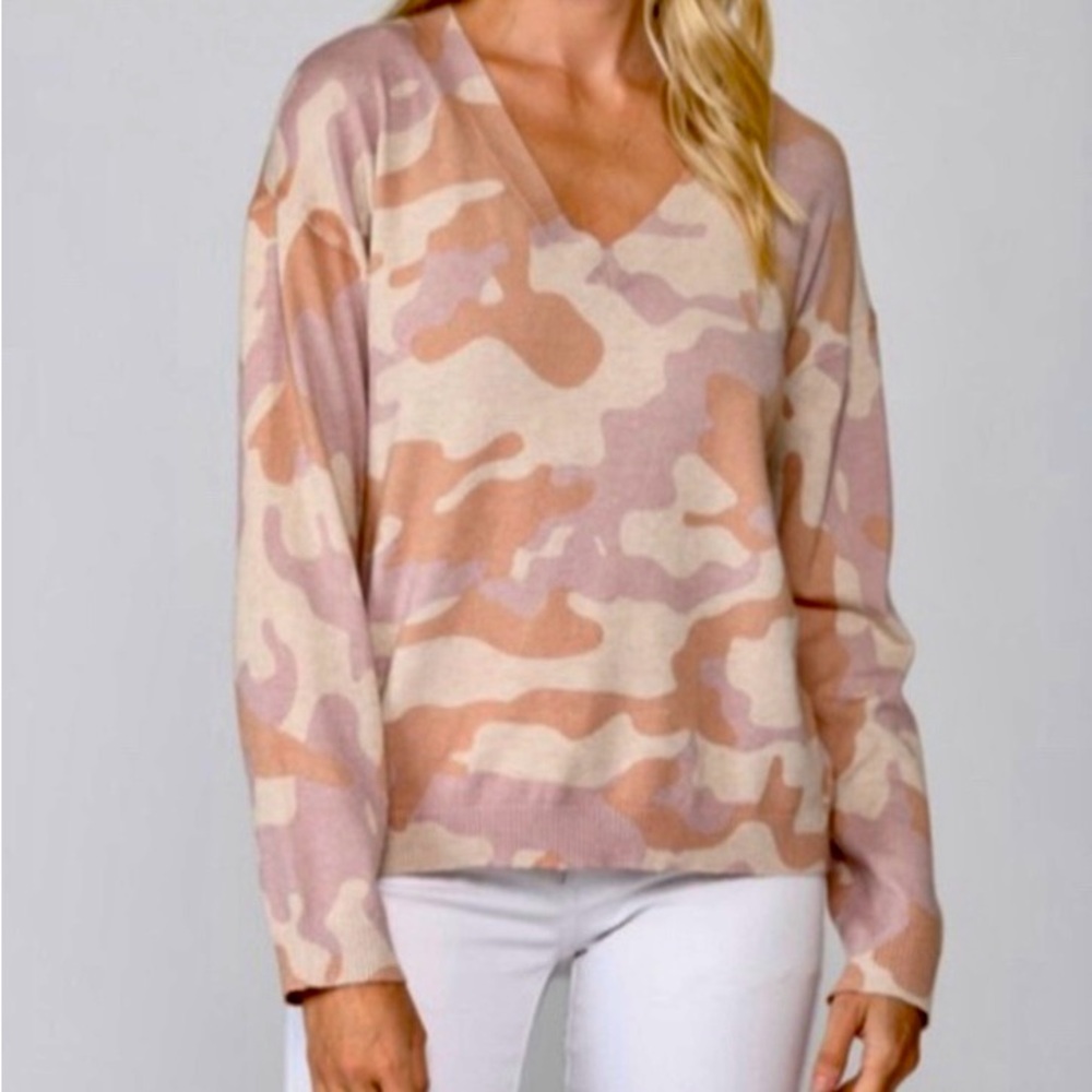 Fate v-neck pink camouflage sweater